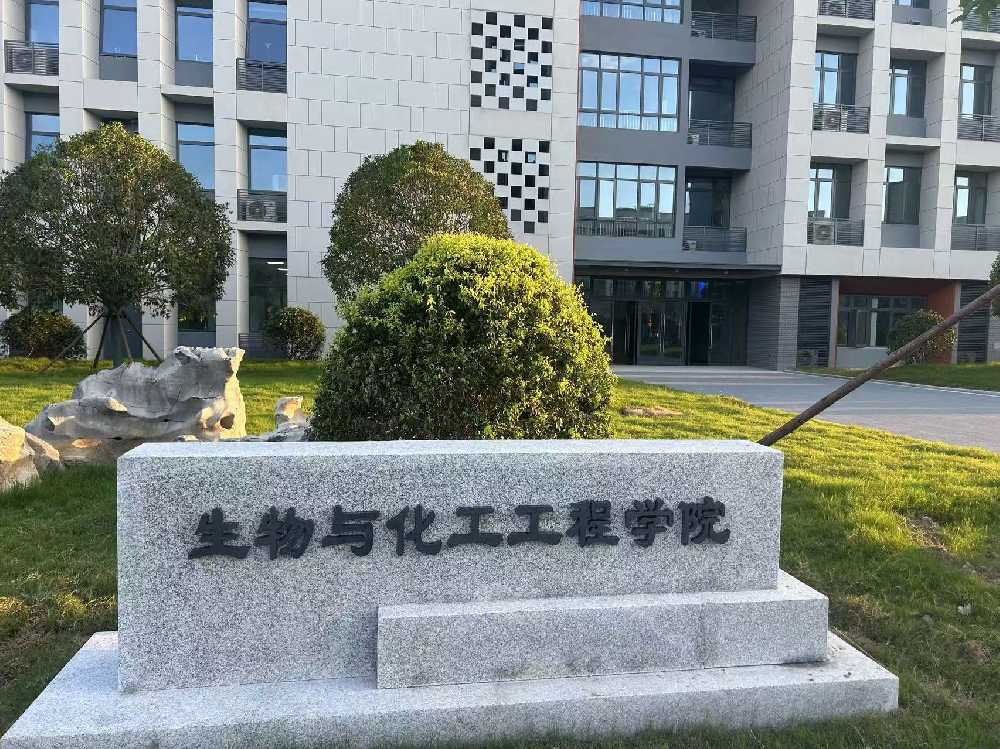 克拉玛依区扬州职业大学体育场高杆灯项目